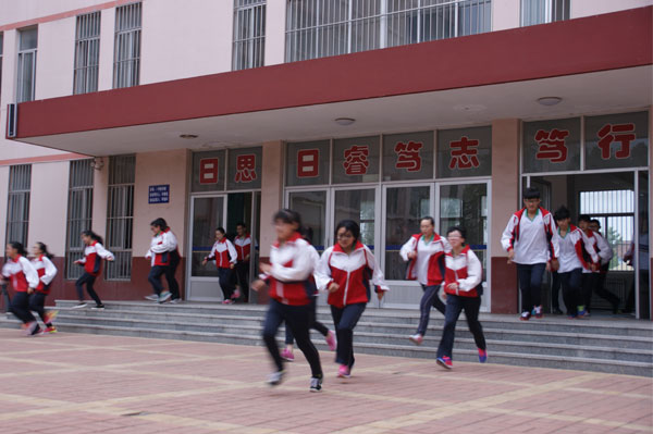 我校举行第八个“全国防灾减灾日”疏散演练活动