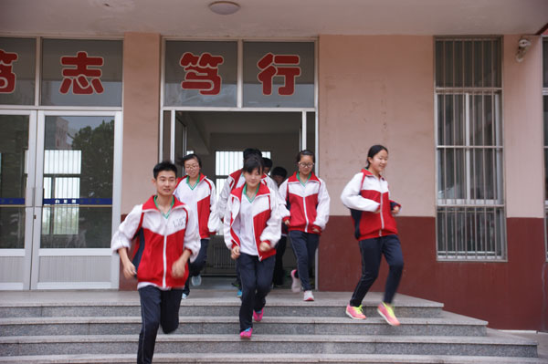 我校举行第八个“全国防灾减灾日”疏散演练活动