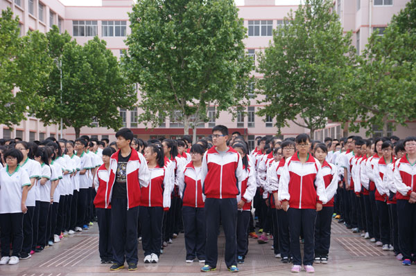我校举行第八个“全国防灾减灾日”疏散演练活动
