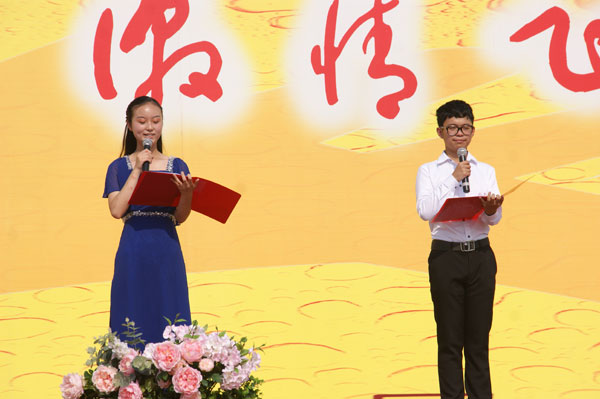 我校举行“青春 感恩 责任 成长”高三学生成人典礼