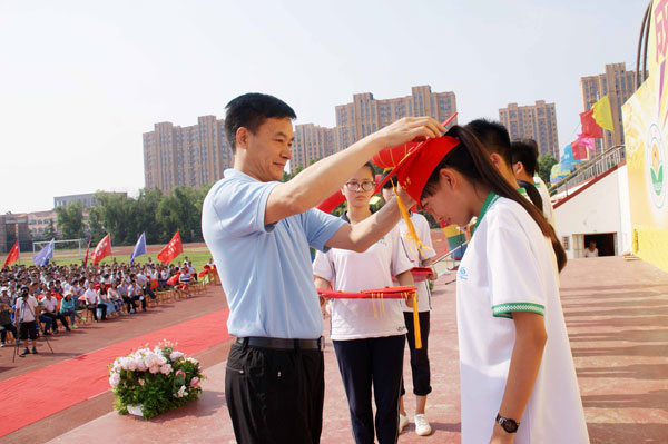 我校举行“青春 感恩 责任 成长”高三学生成人典礼