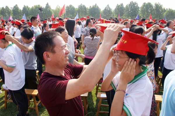 我校举行“青春 感恩 责任 成长”高三学生成人典礼