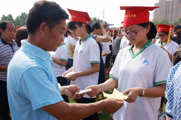 我校举行“青春 感恩 责任 成长”高三学生成人典礼