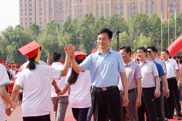 我校举行“青春 感恩 责任 成长”高三学生成人典礼