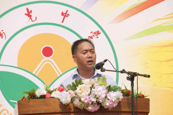 我校举行“青春 感恩 责任 成长”高三学生成人典礼