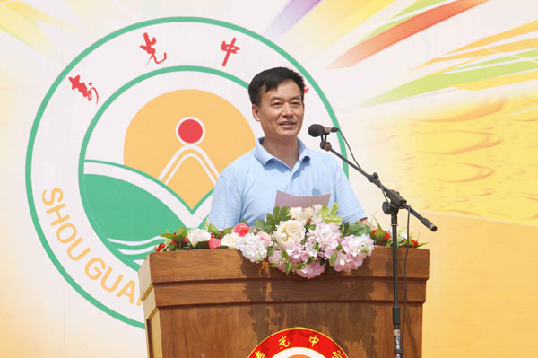 我校举行“青春 感恩 责任 成长”高三学生成人典礼