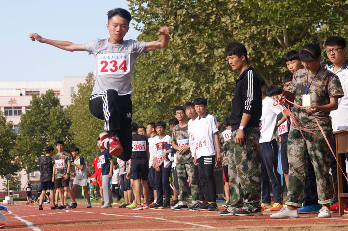 我校学生自主组织成功举办2016年秋季田径运动会