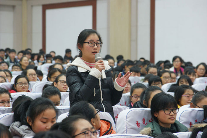 我校举行作家西岭雪 “唐诗之美”报告会