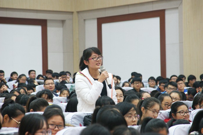 我校举行作家西岭雪 “唐诗之美”报告会
