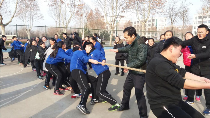 “众志成城,齐心协力”-----2016级拔河比赛精彩落幕