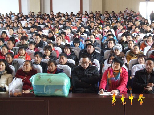 我校高一召开“家校携手,共促学生成长”家长会