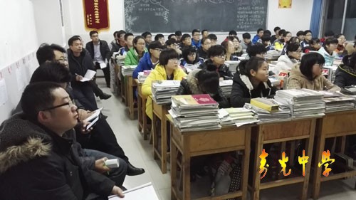 我校高一举行主题班会示范观摩活动