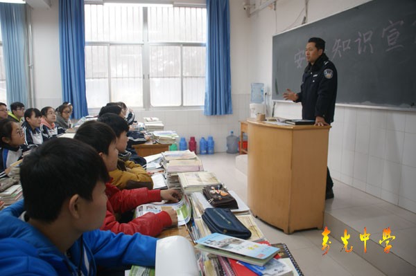 我校进行法制安全教育进课堂活动