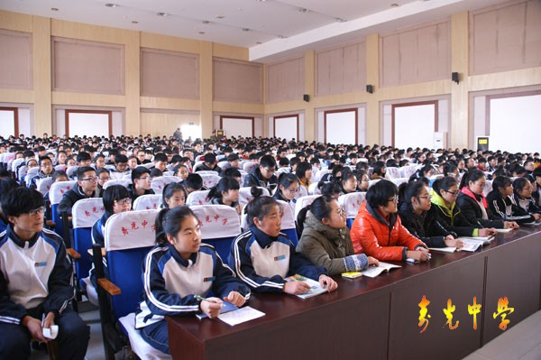 我校举行法制报告会