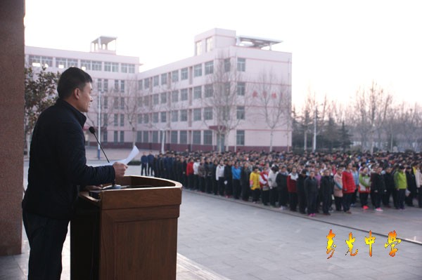 我校举行“抓住明天的幸福”新学期升旗仪式